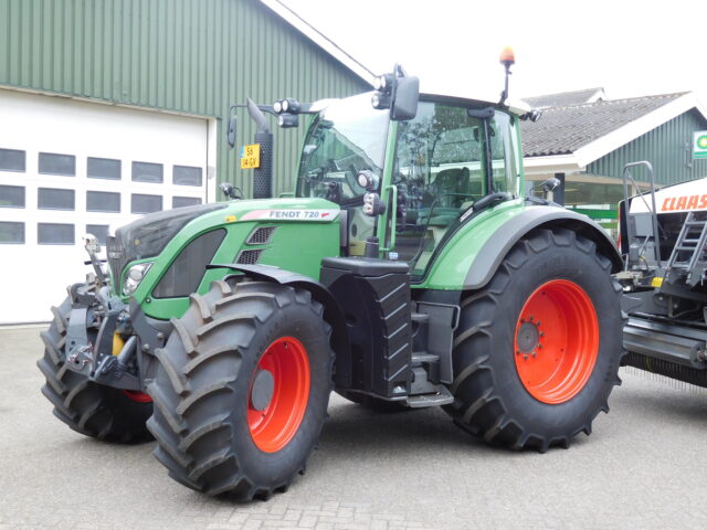 Foto 3 van het album Afgeleverd: Fendt 720 en Claas Rollant 455