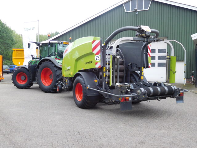 Foto 4 van het album Afgeleverd: Fendt 720 en Claas Rollant 455